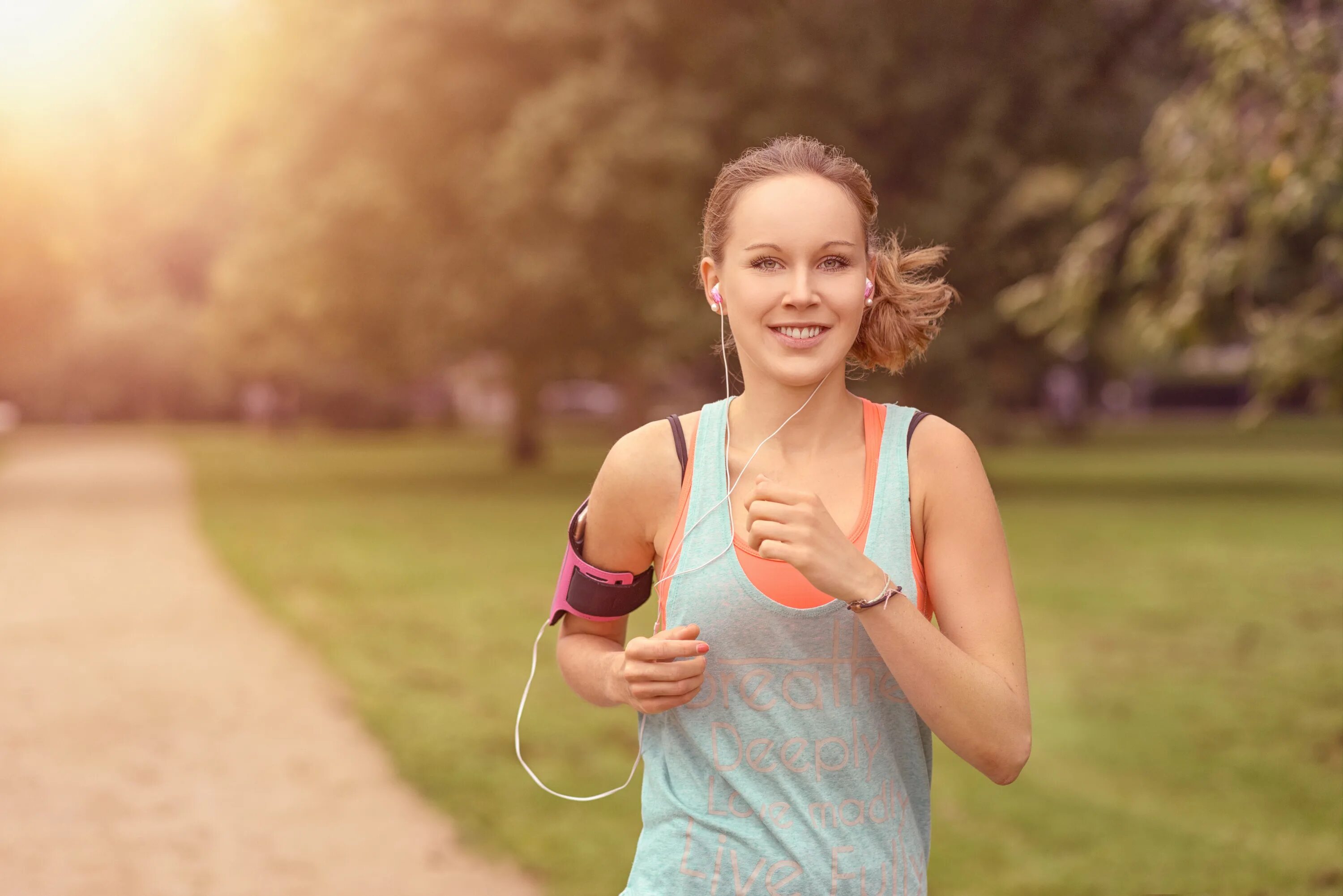 Бег с дыханием 2 2. Пробежка в наушниках по парку картинки. Half body shot. Smile girl Running around the Park with Phone.