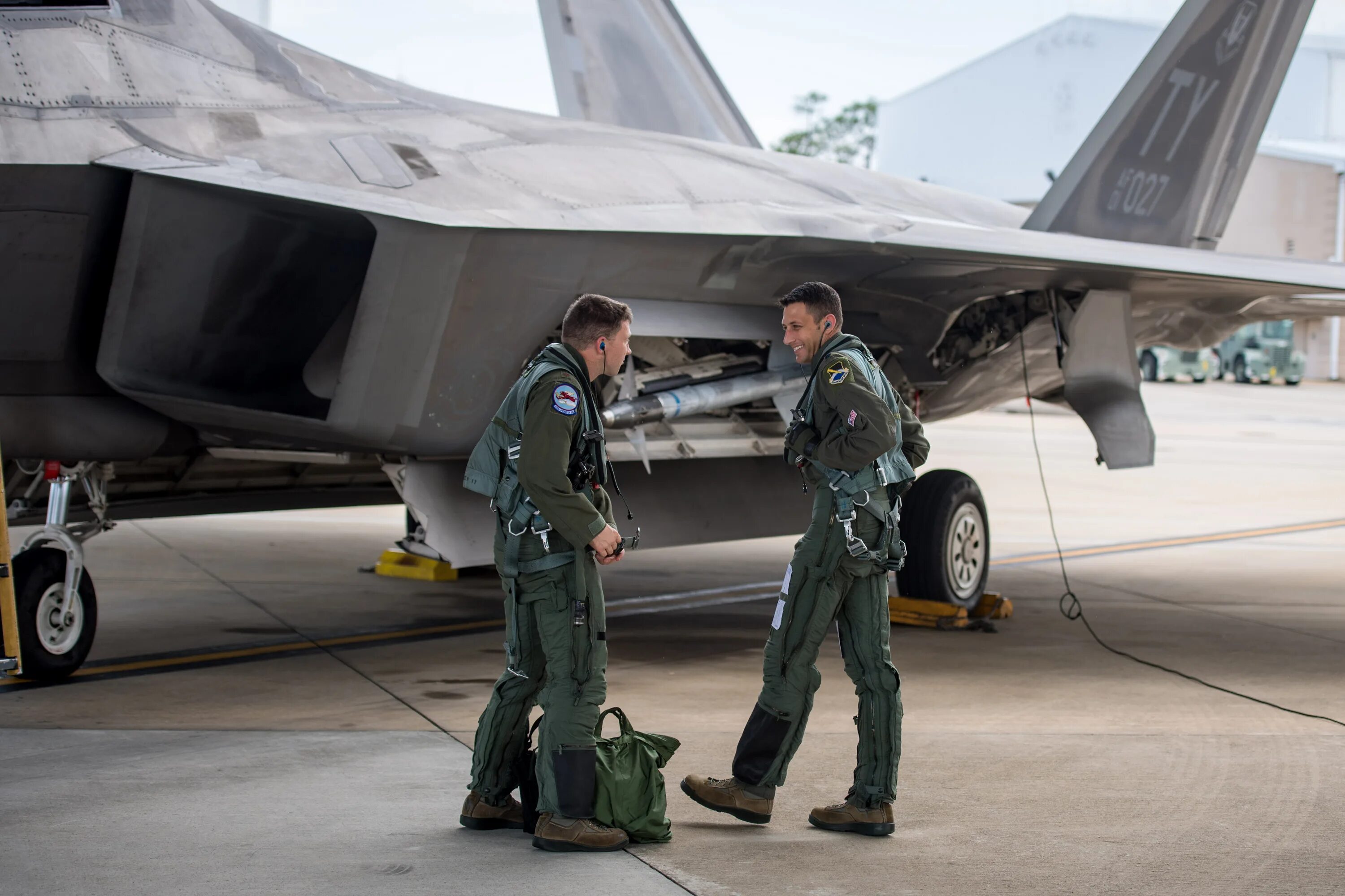 Swat playing with fighter pilot. F-22 raptor pilot. f22 pilot. пилот сша f22. f-22 raptor pilot cabine.