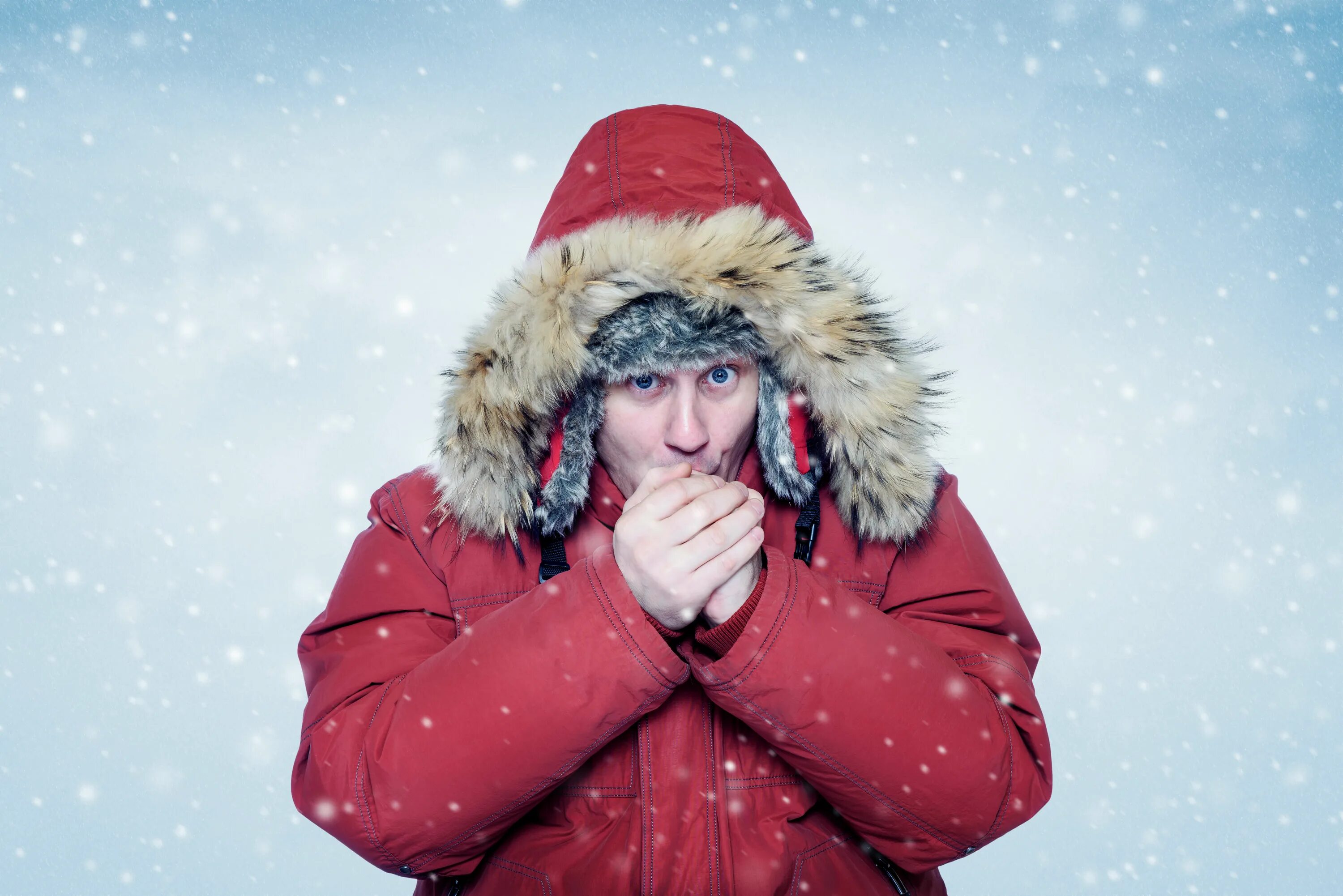 Russia winters are cold. Человек на холоде. Зима холода. Человек мерзнет.