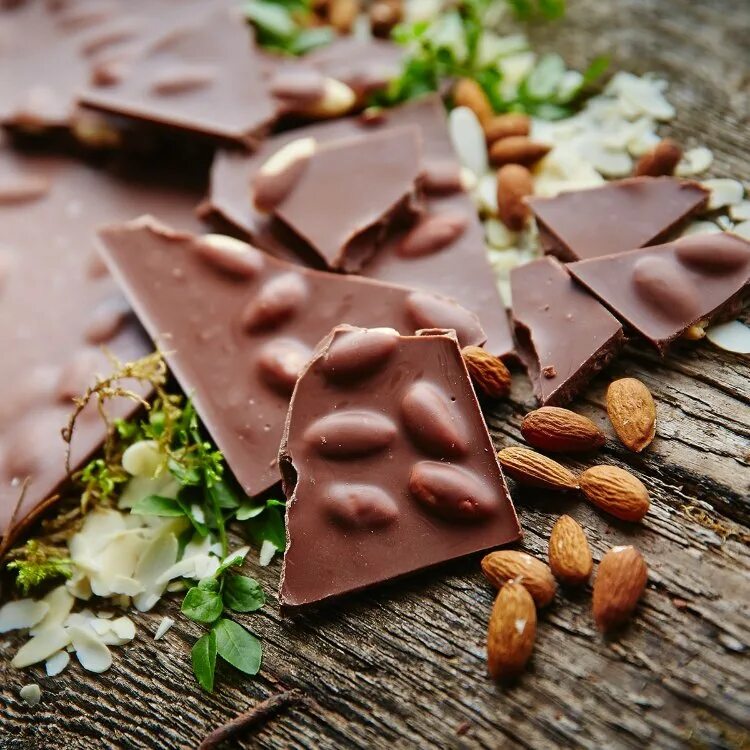 Шоколад. Молочный шоколад. Плитка шоколада с орешками. Орешки в шоколаде. Вкусный шоколад купить