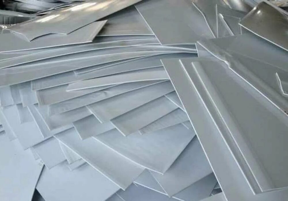 гниение опавших листьев. мет лом металл алюминий. листовая обрезь. уборка листьев. отходы листа.