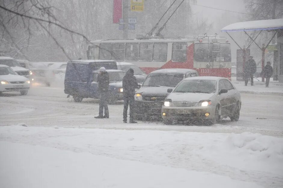 Погода в ижевске на месяц 2024 года. Сильный снегопад. Сильный снег. Ижевск после снегопада. Дороги зимой в России.