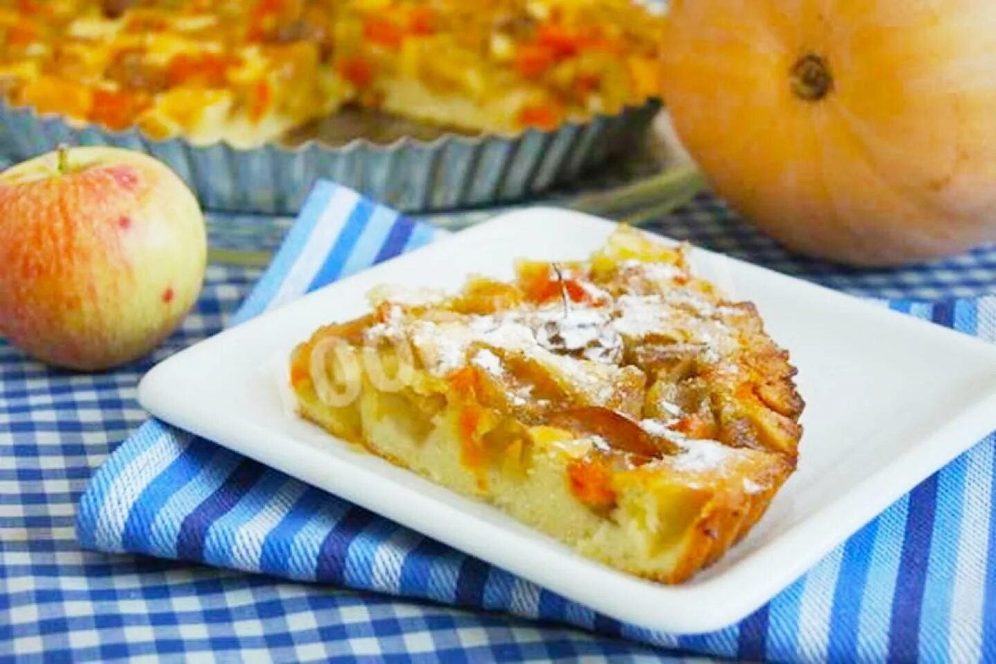 Шарлотка из тыквы в духовке. Пирог с тыквой и яблоками в духовке. яблочно тыквенный пирог. тыквенный пирог с яблоками. пирог из тыквы и яблок.