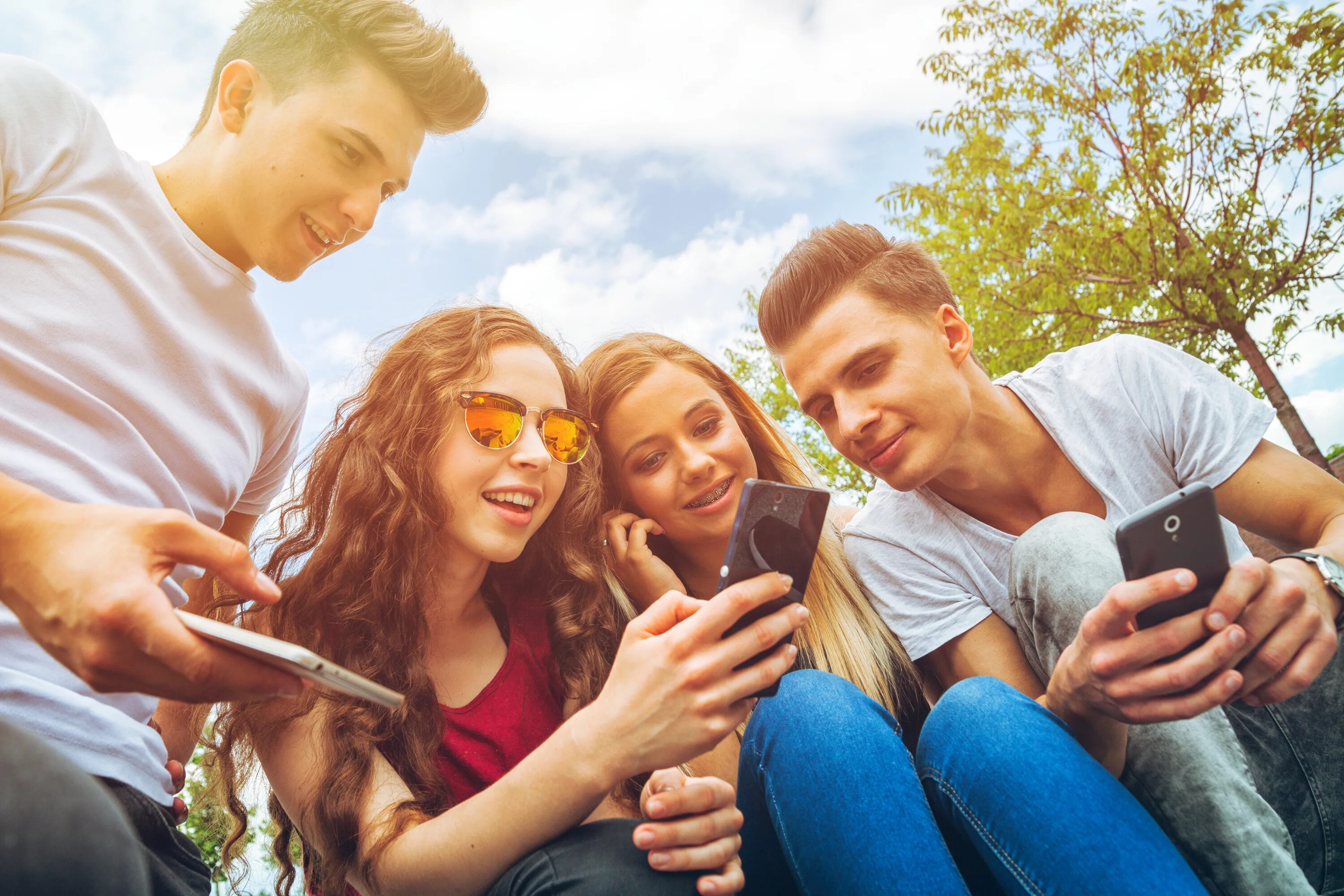 Young people start. Молодежь в телефонах. Группа друзей. Счастливые друзья. Друзья с телефонами.