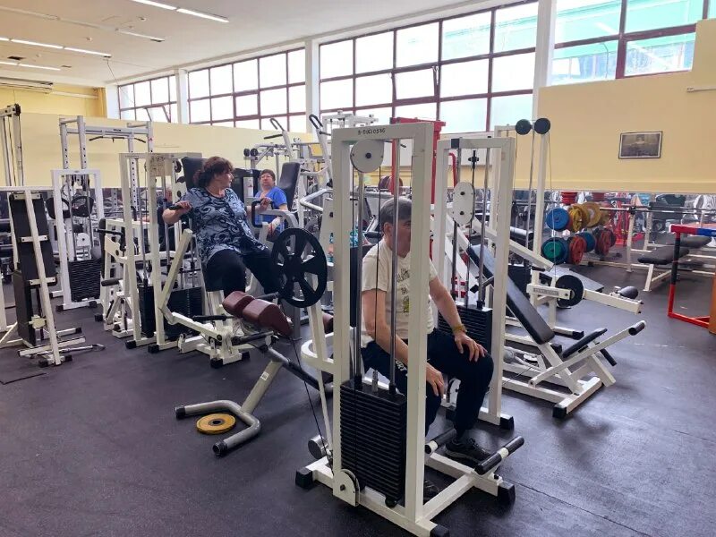 спортивный комплекс серебряный. школьники в раздевалке бассейна. 3, стр. ледовый дворец серебряные акулы генерала глаголева. дети в раздевалке бассейна.