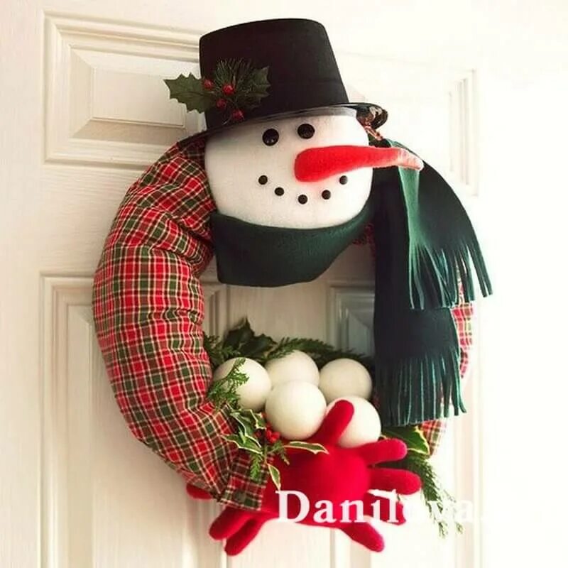 Новогодний снеговик из пенопласта. Поделка снеговик. Оригинальные снеговики своими руками поделки. Оригинальные снеговики своими руками поделки. Необычный снеговик поделка.