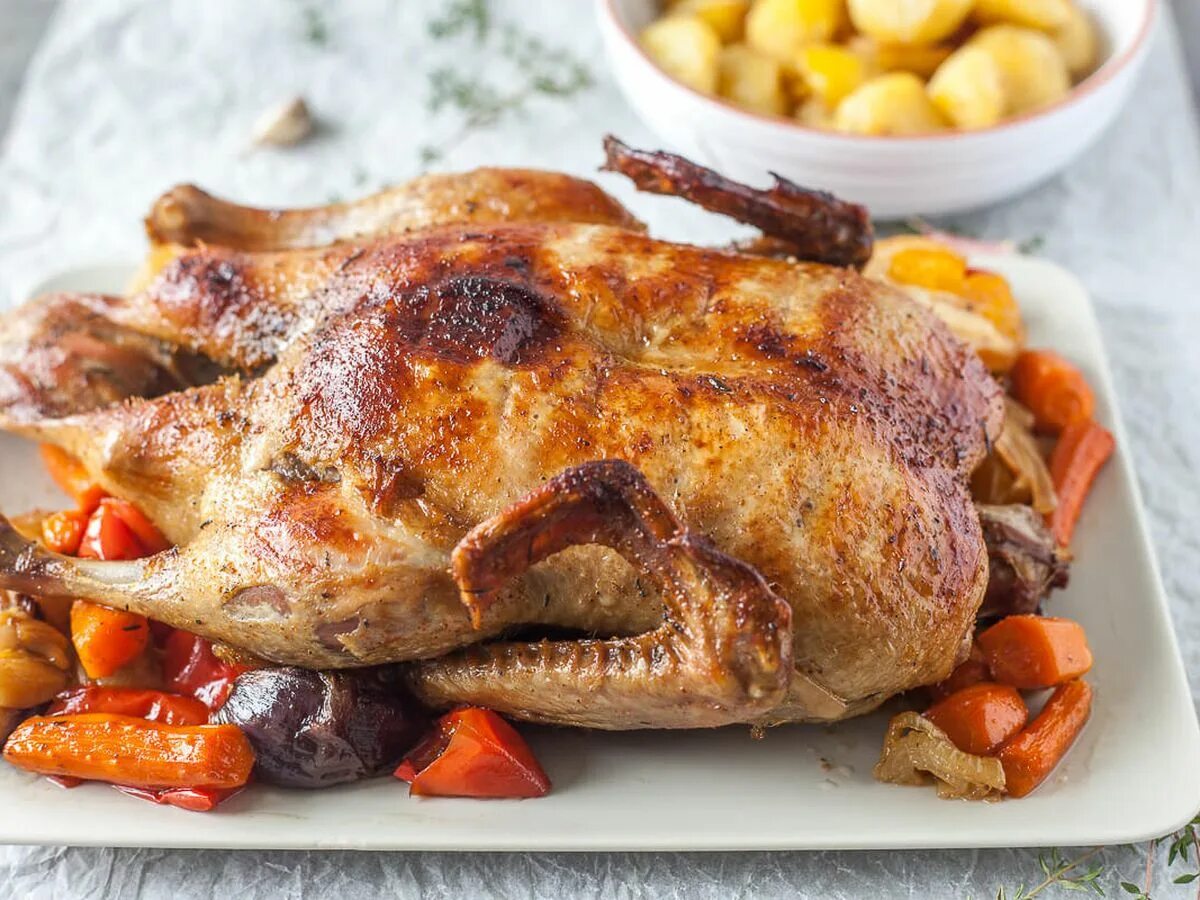 Гусь утка фаршированные. Запеченный гусь. Утка в духовке. Утка в духовке целиком с овощами. Утка с овощами.