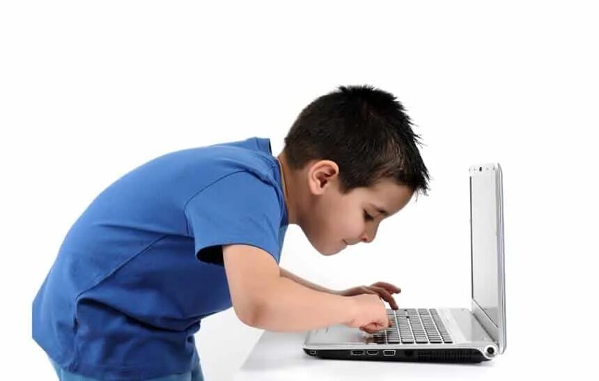 Ребенок за компьютером. Компьютер для детей. Ребенок за ПК. Подросток за компьютером.