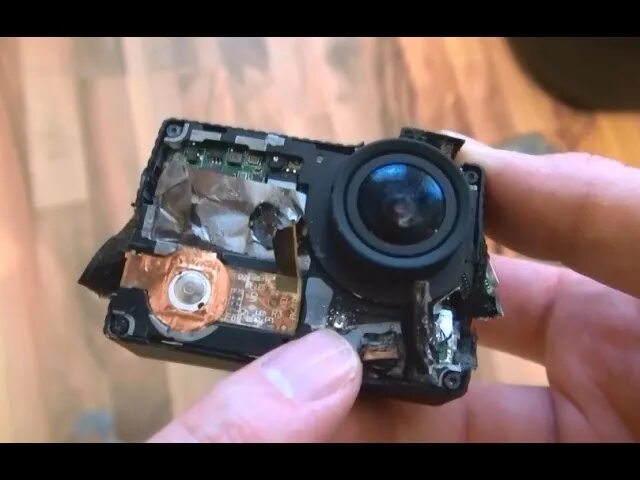 Разбил камеру. Экшн видеокамера GOPRO hero4 поломана. Сломанный фотоаппарат. Экшн камера в разборе. Разбитая экшн видеокамера.