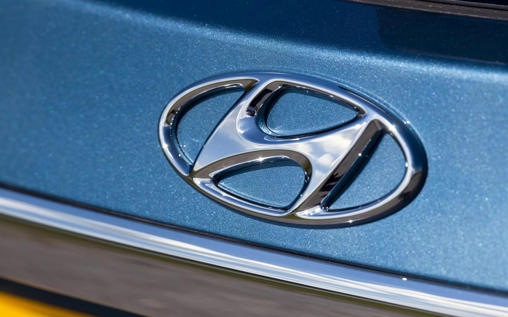 Hyundai ix 35 черный антихром. Значок хендай туссан. Hyundai tucson логотип. Тюнингованный значок хендай. Надпись туксон.