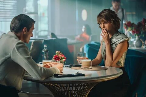 Матвей Лыков и Любовь Аксёнова в сериале "Жить жизнь" (2023). 