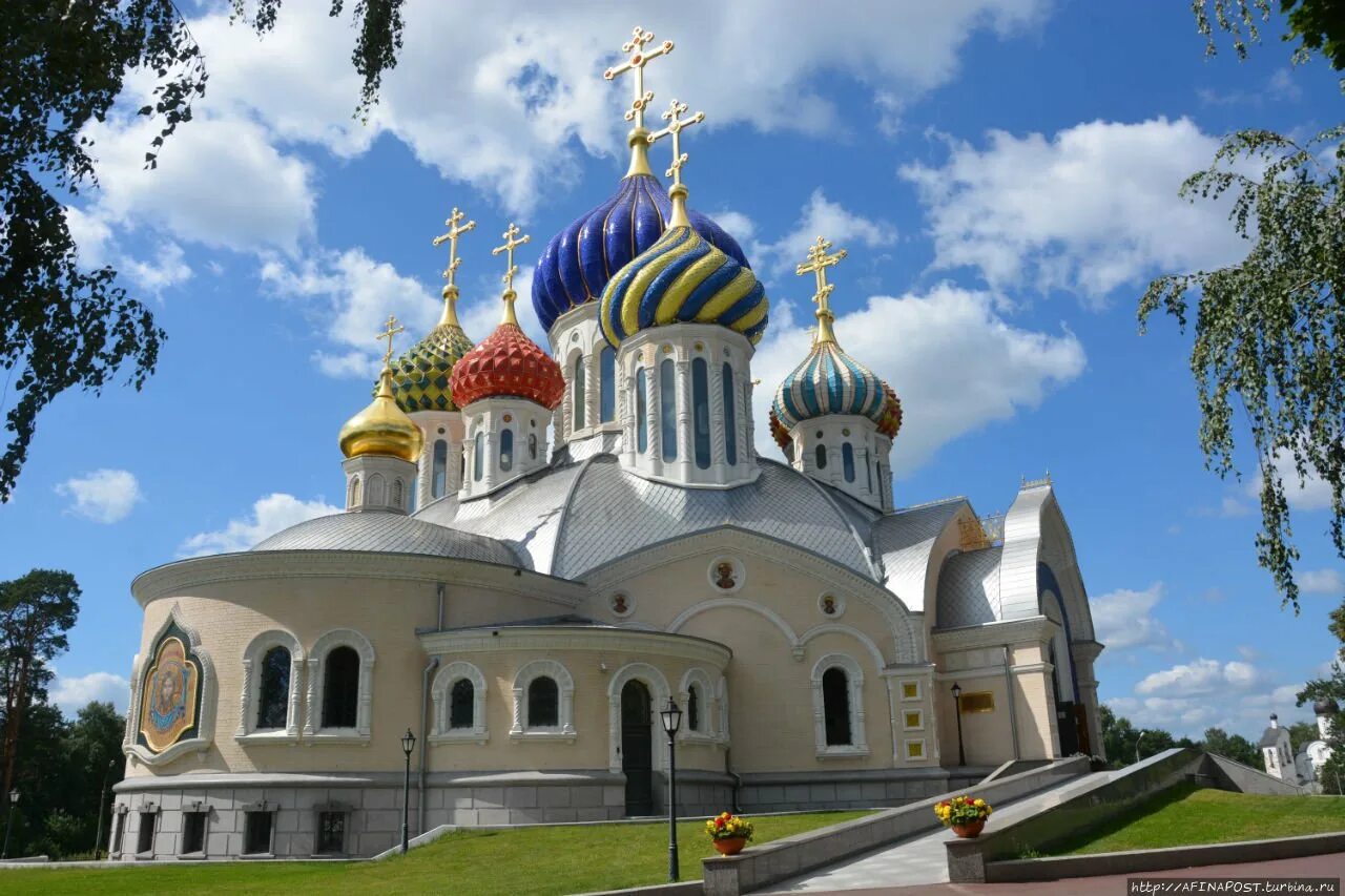 Крутицкое патриаршее подворье. Патриаршее подворье в переделкино. Храм святого игоря черниговского, переделкино, москва. Крутицкое подворье в москве. Московское патриаршее подворье.