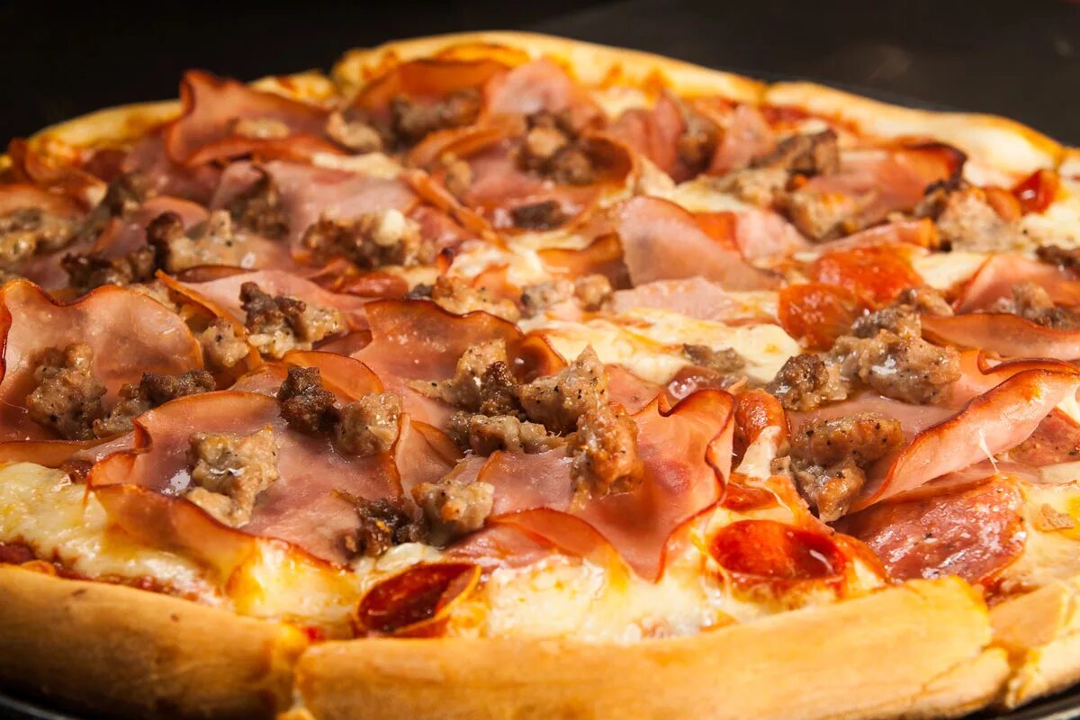 Пицца мясная. Пицца с говядиной. Пицца с беконом. Пицца мясная с фаршем. Пицца с фаршем в домашних условиях