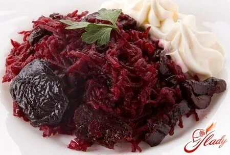 Салат из свёклы с черносливом и грецким орехом. Салат свекла с черносливом и грецким орехом. Салат со свеклой черносливом и яблоком. Свекольный салат с грецкими орехами. Свекла с черносливом и сыром.