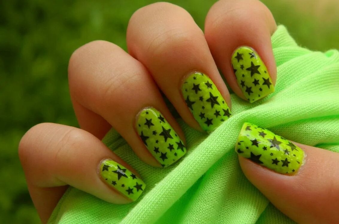 Салатовый маникюр с цветами. Салатовые ногти. Маникюр зеленый. Яркий салатовый маникюр. Яркие зеленые ногти.