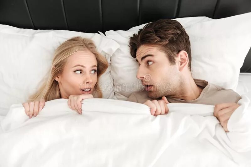 комната для девушки. реванш в постели. удивление в постели. удивление в постели. девушка смеется над парнем.