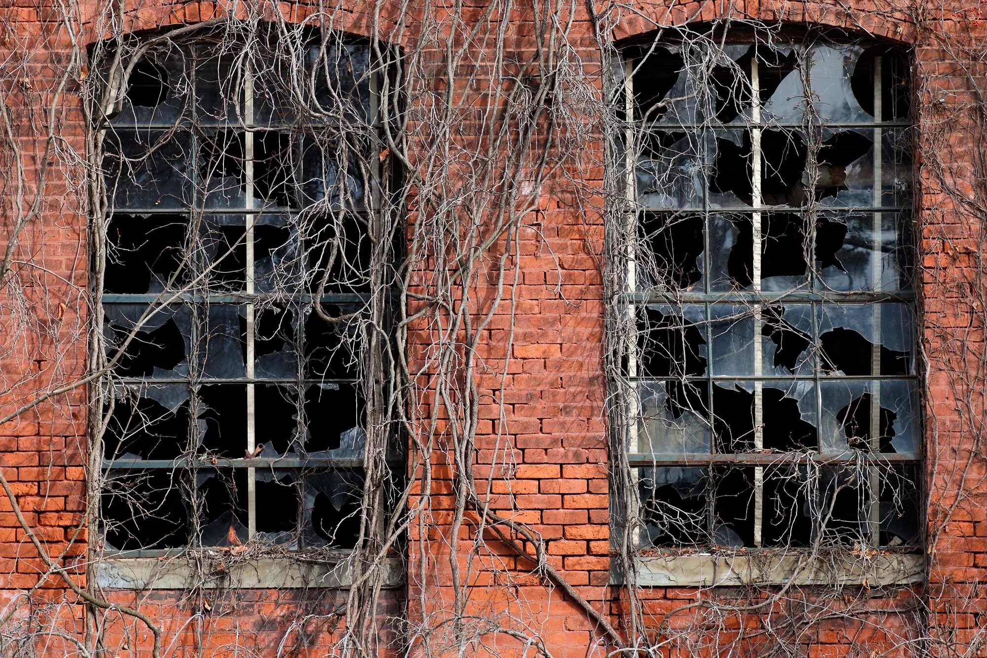 Разрушенное окно. Разрушенные старинные окна. Кирпичные развалины. Окно разрушенного здания.