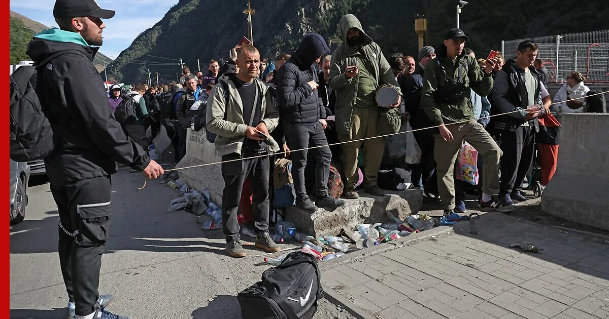 Россияне бегут от мобилизации. Убегающая граница. Люди верхний ларс. Забор на границе. Верхний ларс мобилизация.