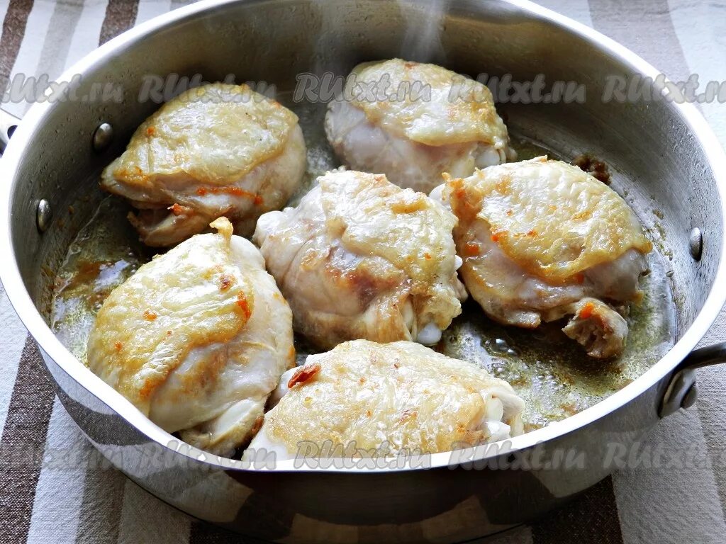 Куриные бедра на сковороде вкусно и быстро. Куриные бёдра на сковороде в сметане. куриные бёдра на сковороде в сметане с луком. как приготовить бедра в сметане. куриные бедра в мультиварке в сметанном соусе рецепты.