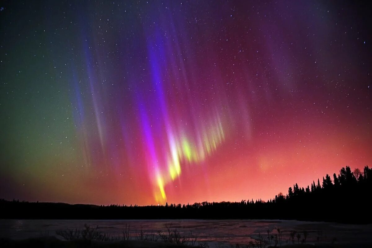 Северное полярное сияние. Лучистое полярное сияние. Полярное сияние Лучистая дуга. Полярные сияния явление природы