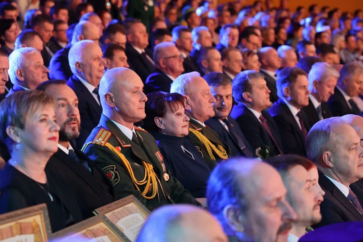 Духовное возрождение. Награждение военнослужащих президентом. Награждение президентом РБ сегодня во Дворце Республики. Военные Беларуси.