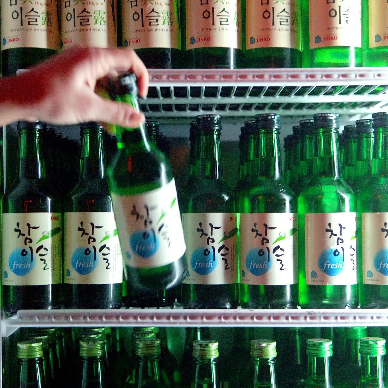 Соджо напиток. Что такое соджу в Корее. Корейский алкоголь соджу. Алкогольный напиток соджу. Соджу Эстетика.