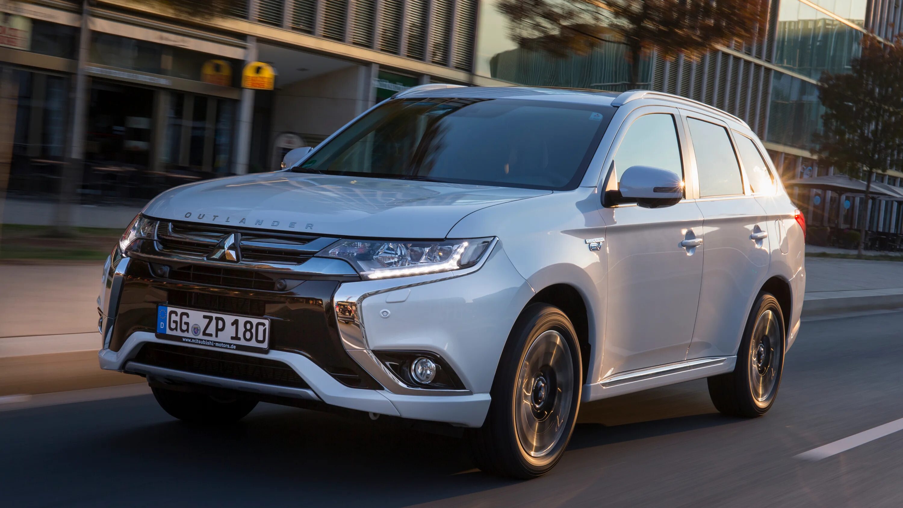 Mitsubishi outlander продажа. Mitsubishi Outlander Hybrid 2015. Mitsubishi Outlander Hybrid PHEV. Митсубиси Аутлендер гибрид 2018. Гибрид Mitsubishi Outlander PHEV.