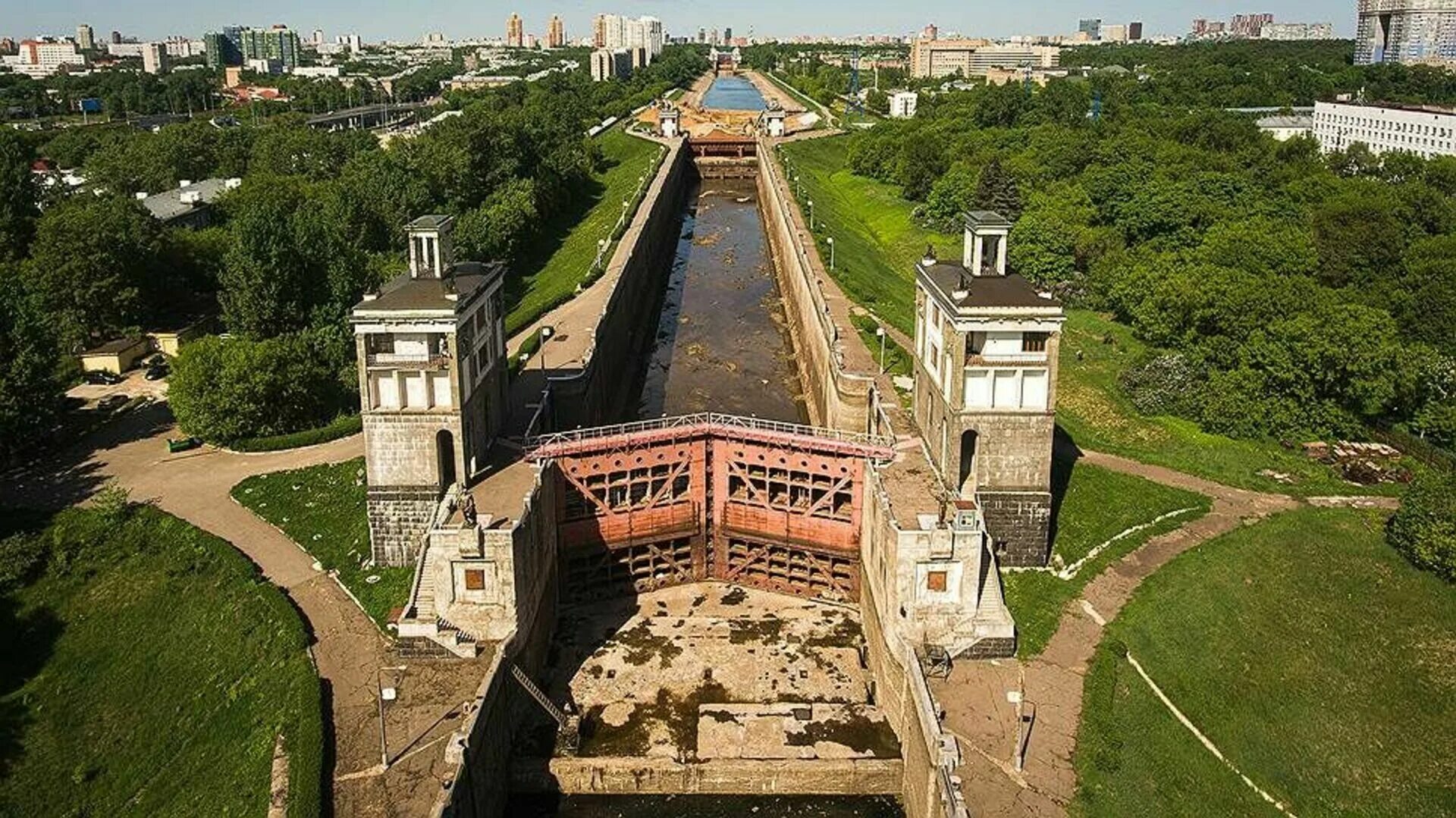 Начало канала им москвы. Канал имени Москвы. Канал имени Москвы Тушино. Шлюз 7 Тушино. Шлюз в Тушино на канале имени Москвы.