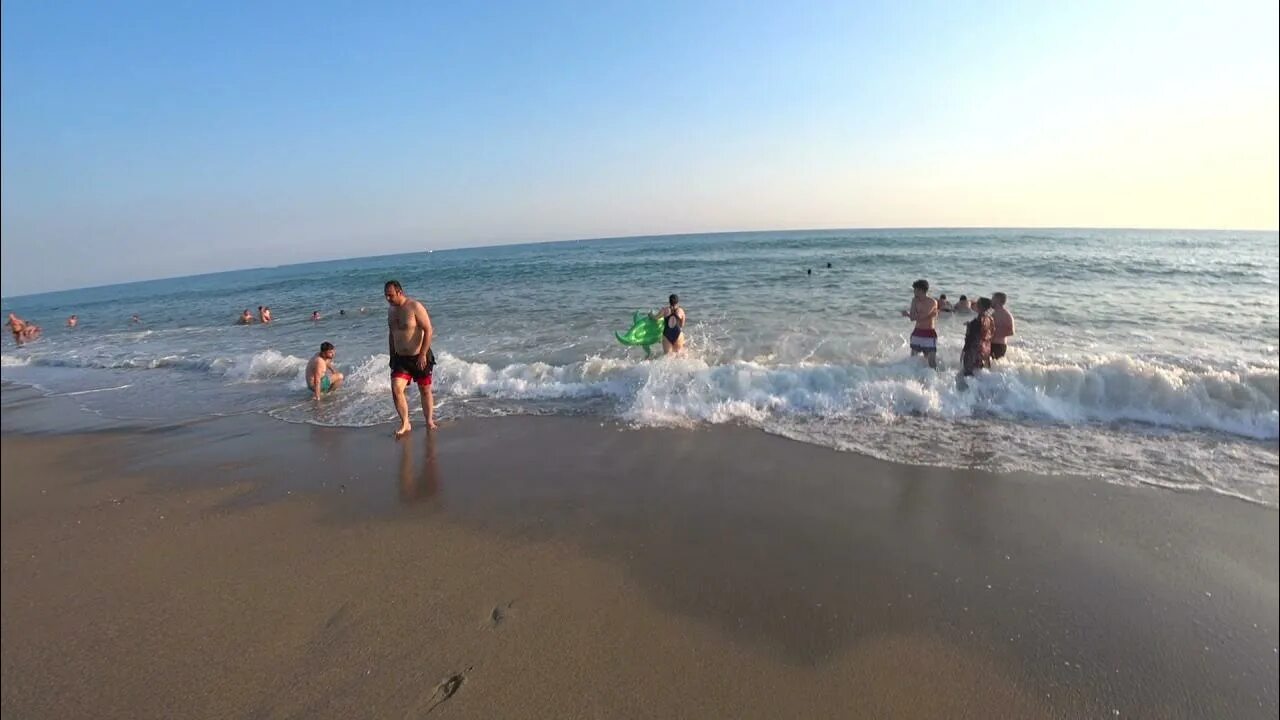 Вода в турции в начале мая. Волны в Алании. Море в Турции сейчас. Турция пляж море волны Алания. Волны пляж море Турция.