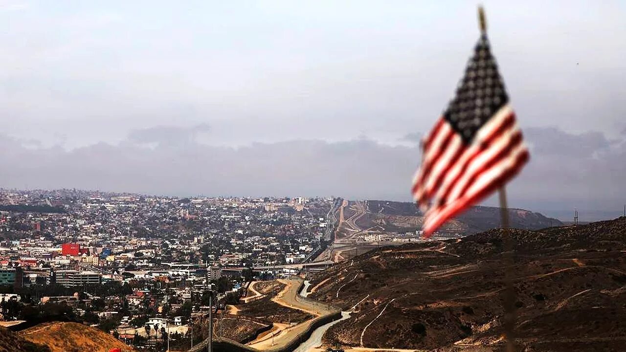 Граница между сша и мексикой. Мексика граничит с сша. Сан диего тихуана граница. Американо мексиканская граница. Граница мексики и сша тихуана мексика.