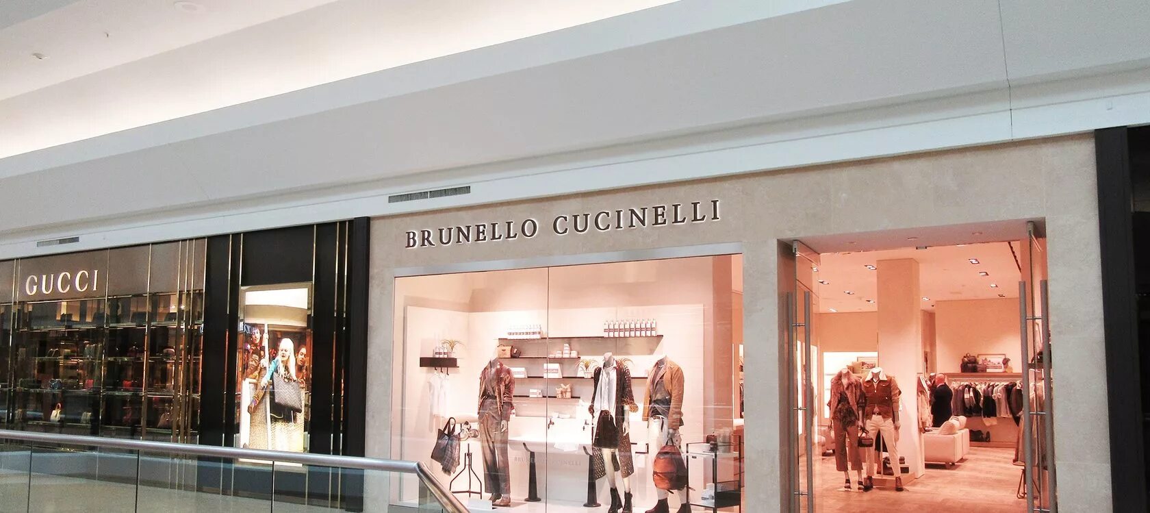 Brunello cucinelli логотип. Брунелло кучинелли магазин. Брунелло кучинелли дизайнер. Brunello cucinelli интерьер. Шоурум брунелло кучинелли.