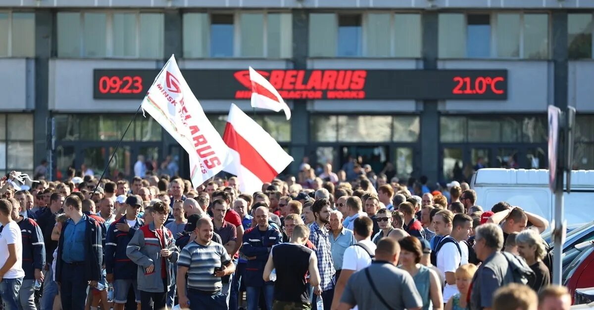 Беларусь поднялась. Площадь государственного флага минск. Бчб флаг протесты. Флагштоки на площади. Забастовки в белоруссии выход девушек.