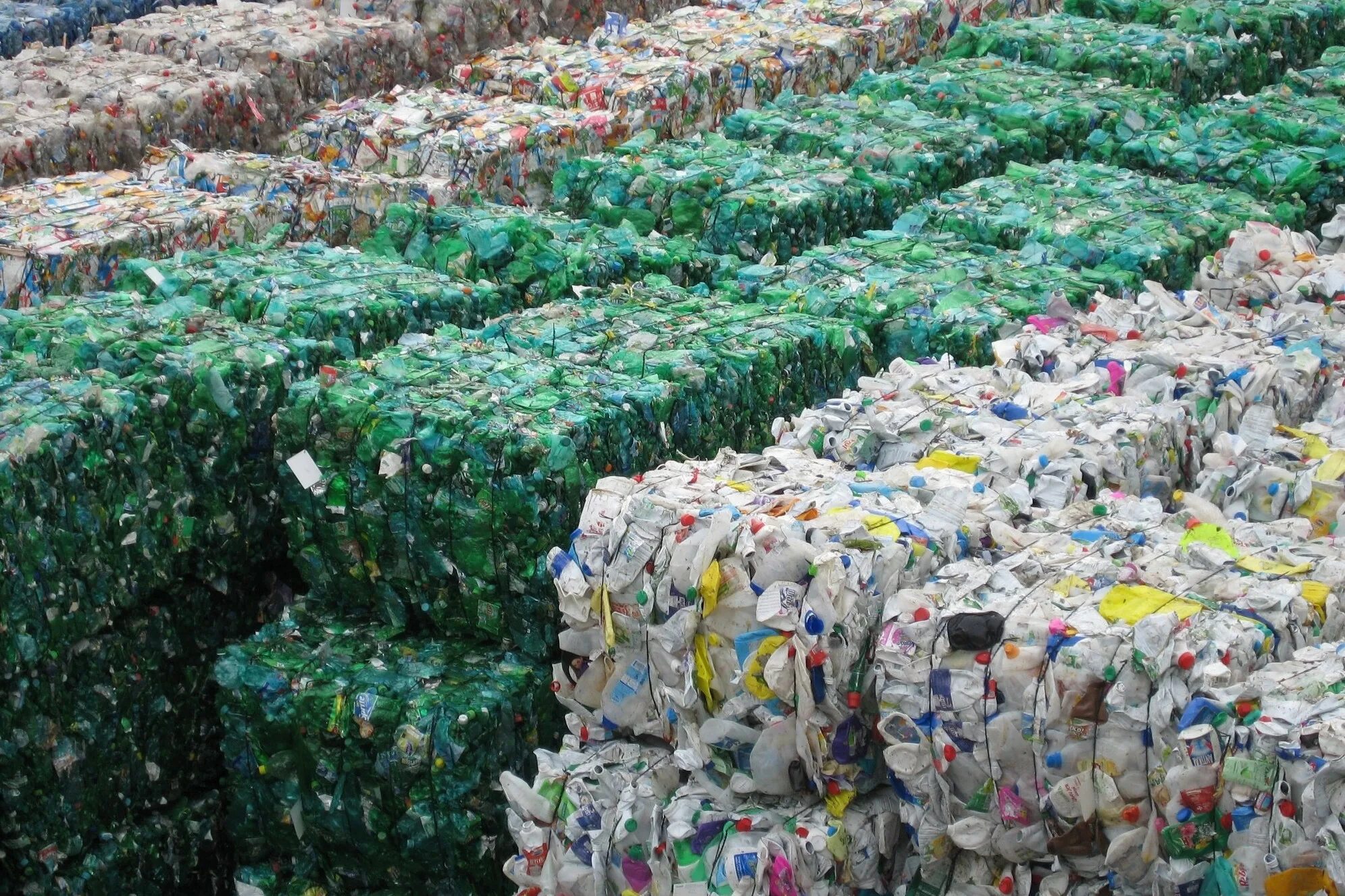 Вторичная переработка пластмасс. Утилизация пластиковых отходов. Переработка вторичного сырья.