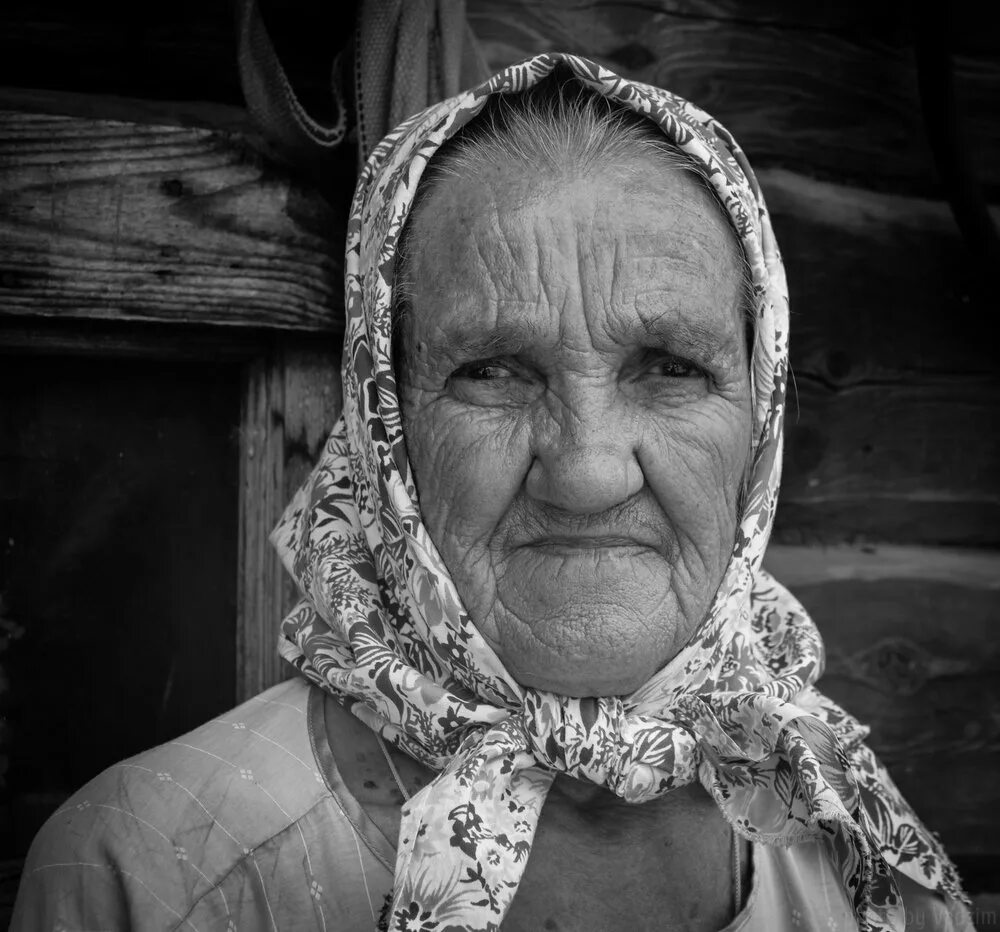 Старая женщина в платке. Бабушка в платочке. Старушка в платочке. Бабушка в платке. Мохнатка бабушки