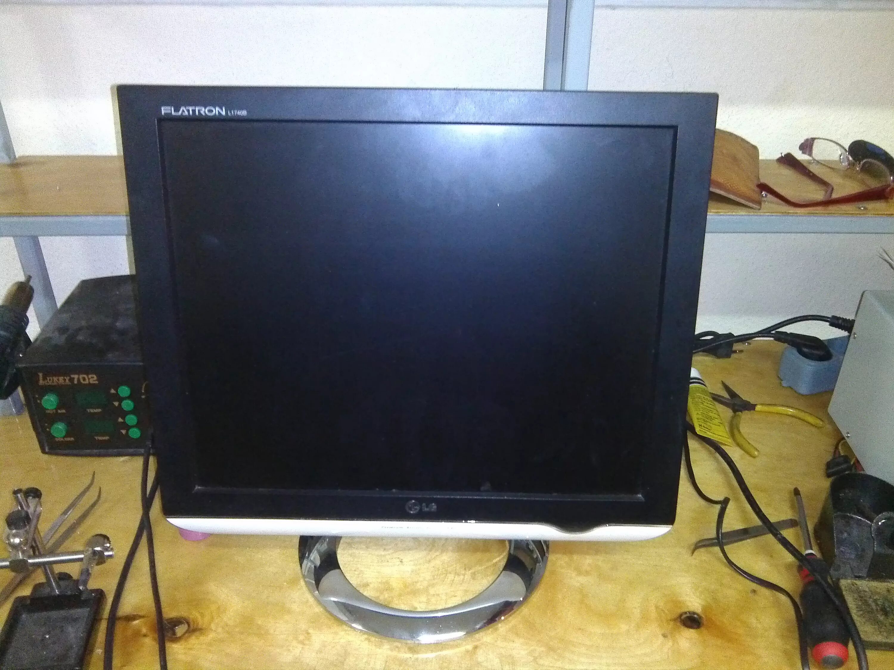 Гаснет экран компьютера. Экран выключается на компьютере. Не загорается экран компьютера при включении. При включении. Монитор не включается мигает экран.