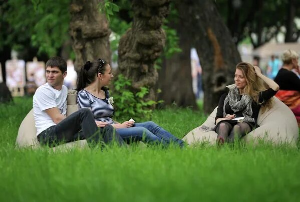 В парках много людей. Люди в парке. Люди отдыхают в парке. Фотосессия в парке Горького. Отдыхаем в парке.