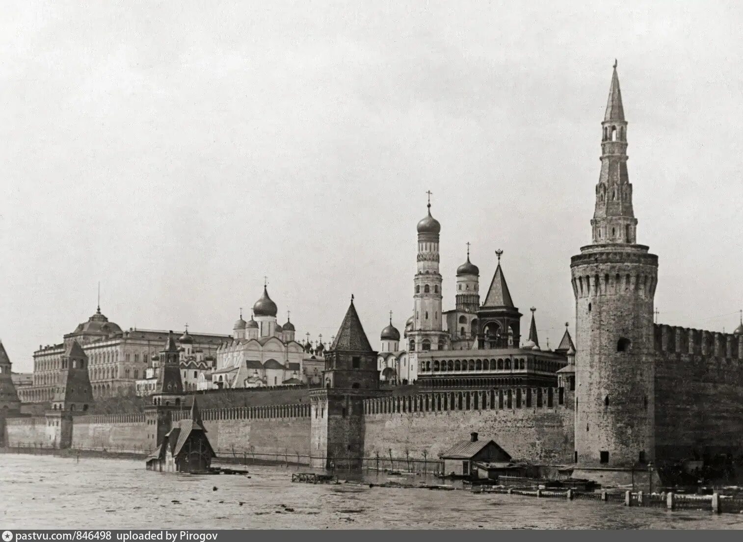 1908 год в истории. Наводнение 1908 года в москве кремль. софийская набережная наводнение 1908 года. московский кремль в 1908 году. потоп в москве 1908.