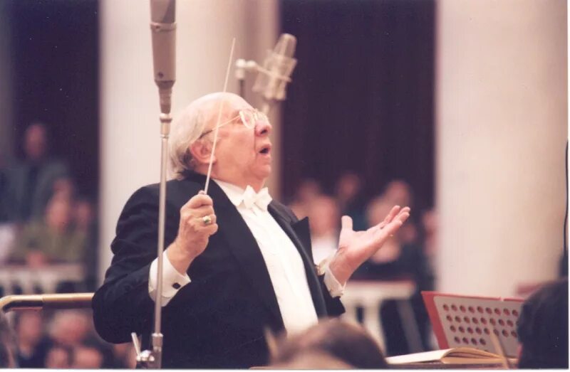 Маэстро дирижер. Маэстро дирижер. Andrew davis дирижер. Дирижер эмоции. Кингсли джонс дирижер.