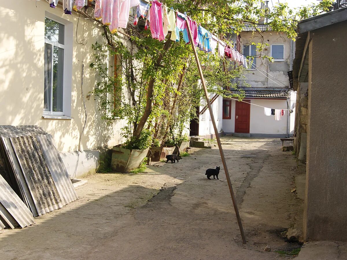 Крым домой. Дворы симферополя. Дворы симферополя. Городская среда симферополь. Деревянный двор симферополь.