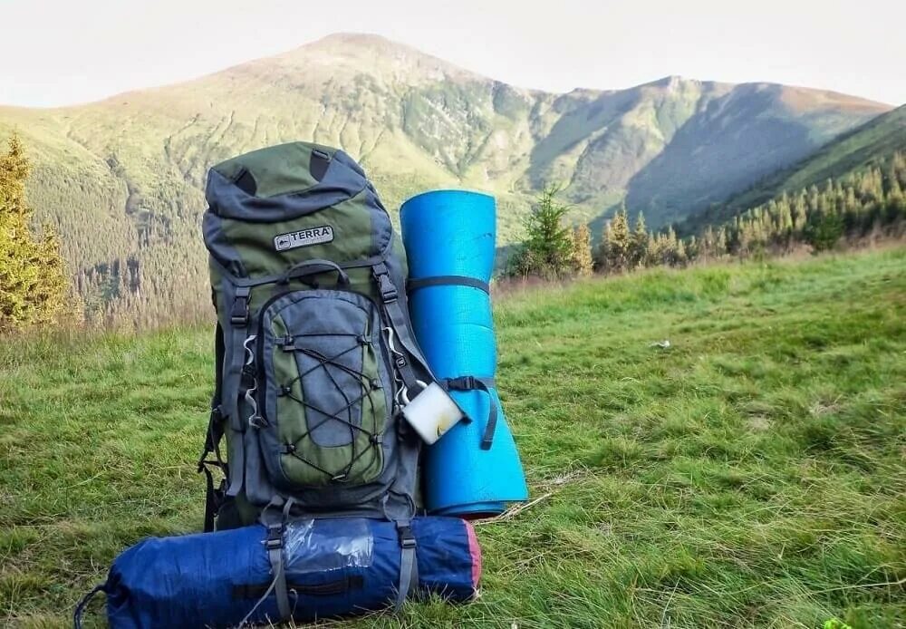 бушкрафт кемпинг. туристическое походное снаряжение. туристическое походное снаряжение. рюкзак туристический походный. турист выживальщик бушкрафтер.