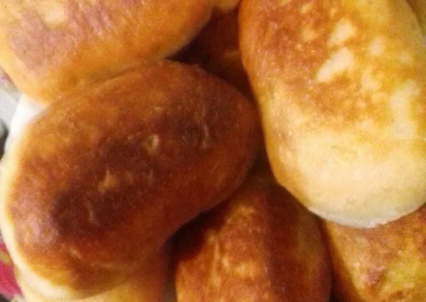 Пирожки с картошкой на картофельном отваре. Картофельное тесто пирожки. Пирожки в масле. Пирожки на картофельном отваре. Пирожки на картофельном отваре.