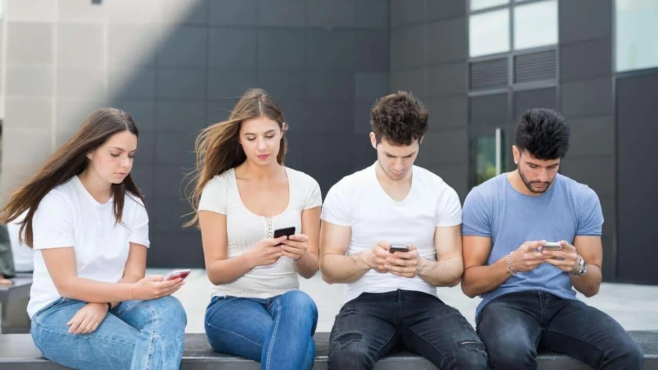 Use your friends. Чувствительный подросток. Unsociable person. Отвлечение внимания толпы. Зависимость Сток.