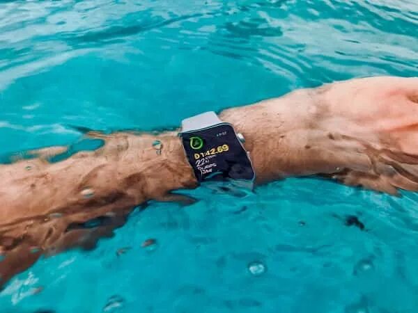 Watch me swim. Часы АПЭЛ вотч плавание. Apple watch плавание. Плавание с смарт часами. Apple watch плавание в бассейне.