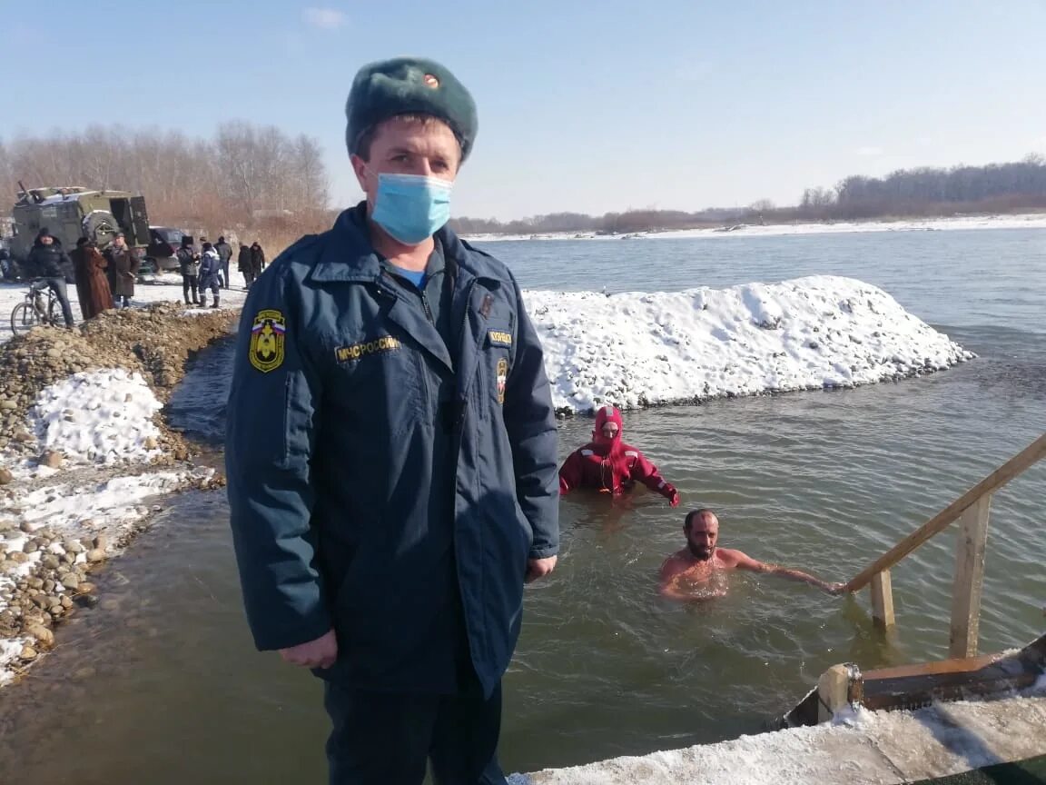 Крещенские купания места. Девушка мчс из красноярска. Крещение псков купель. Купели на крещение в гусе-хрустальном. Крещенские купания.