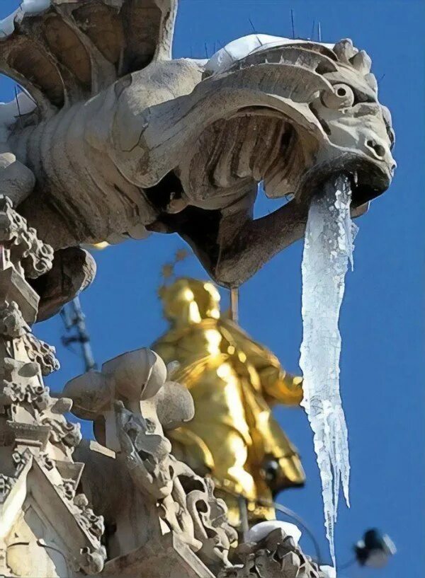 Легендарные фигуры. Duomo Milano горгульи. Горгулья с сосулькой. Статуи мифических существ на крыше. Статуи с крыльями на замках.
