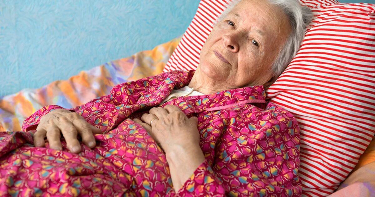 Онкология у пожилых людей. Дом престарелых сон. Дом престарелых сон. Старушка в больнице лежит. Причины нарушения сна в пожилом возрасте.