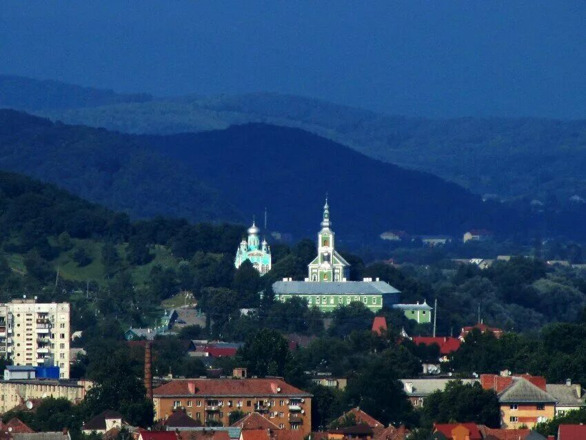 Мукачево. Мукачево Украина-Свято-Николаевский. Закарпатская обл Мукачево. Мукачево горы. Город Мукачево Закарпатская область Украина.