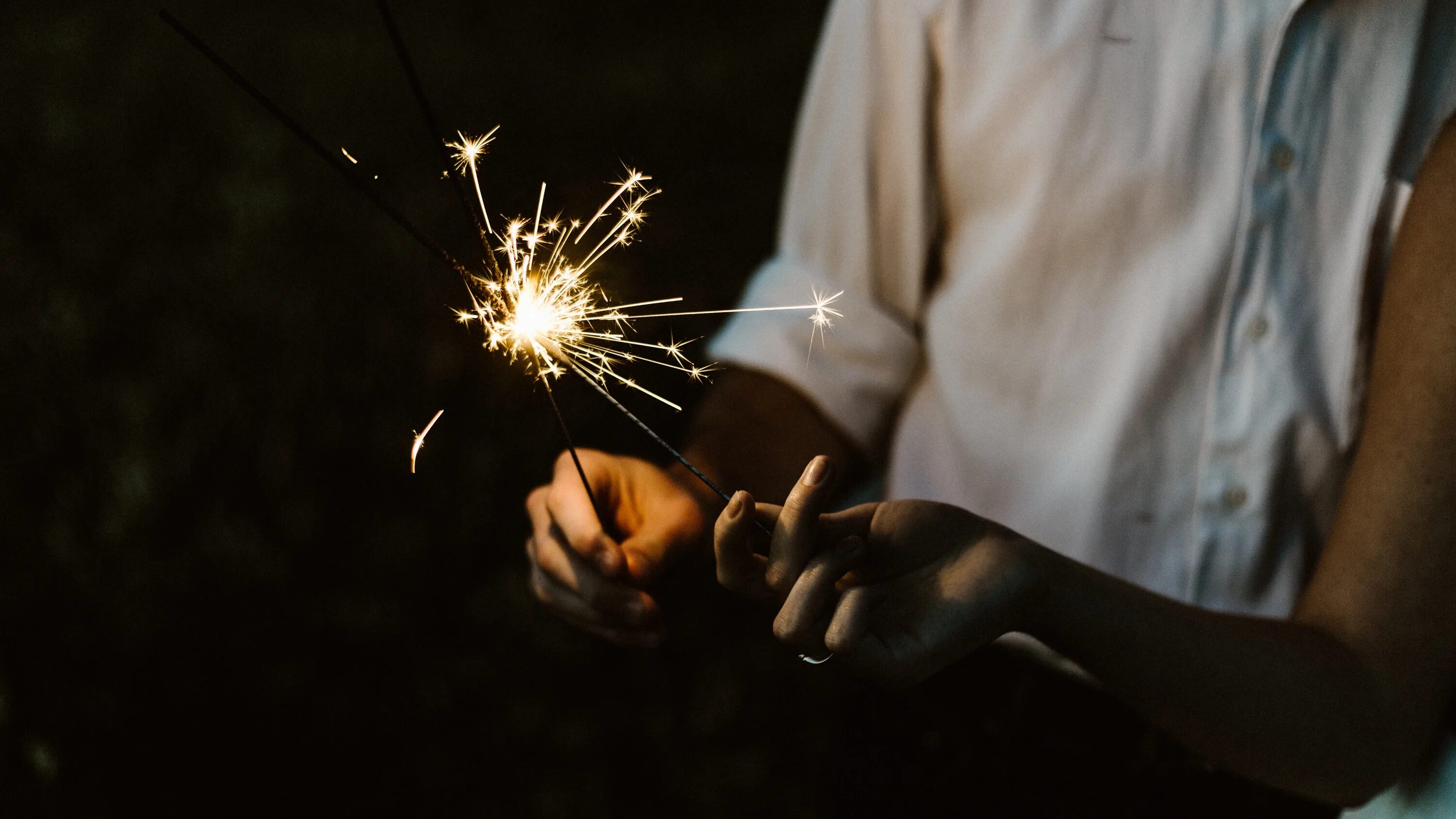 Бенгальские огни новый год. Салют петарда бенгальский огонек. Цветок бенгальский огонь. Красивые бенгальские огни. Красивые бенгальские огни.