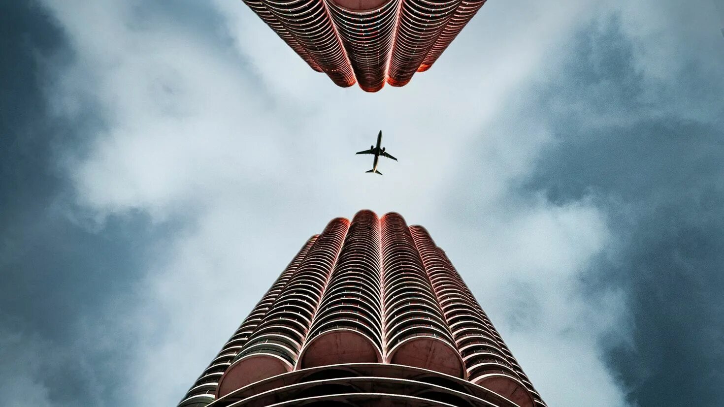 Тема снизу. Небоскребы вид снизу. Здание вид снизу. Небоскреб и самолет. Самолет над небоскребами.