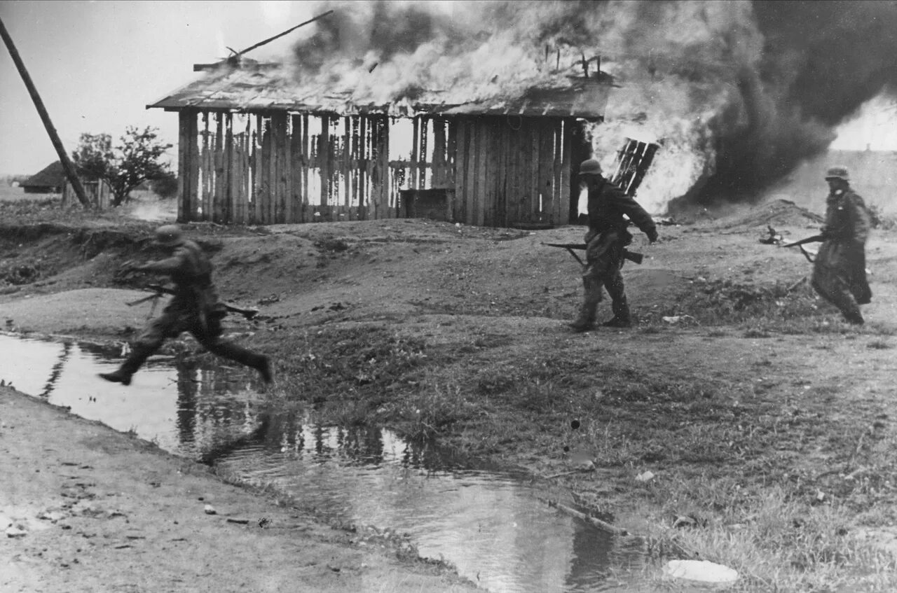 Август 1941. Горящие советские деревни 1941. немецкая пехота в советской деревне. война на воде.